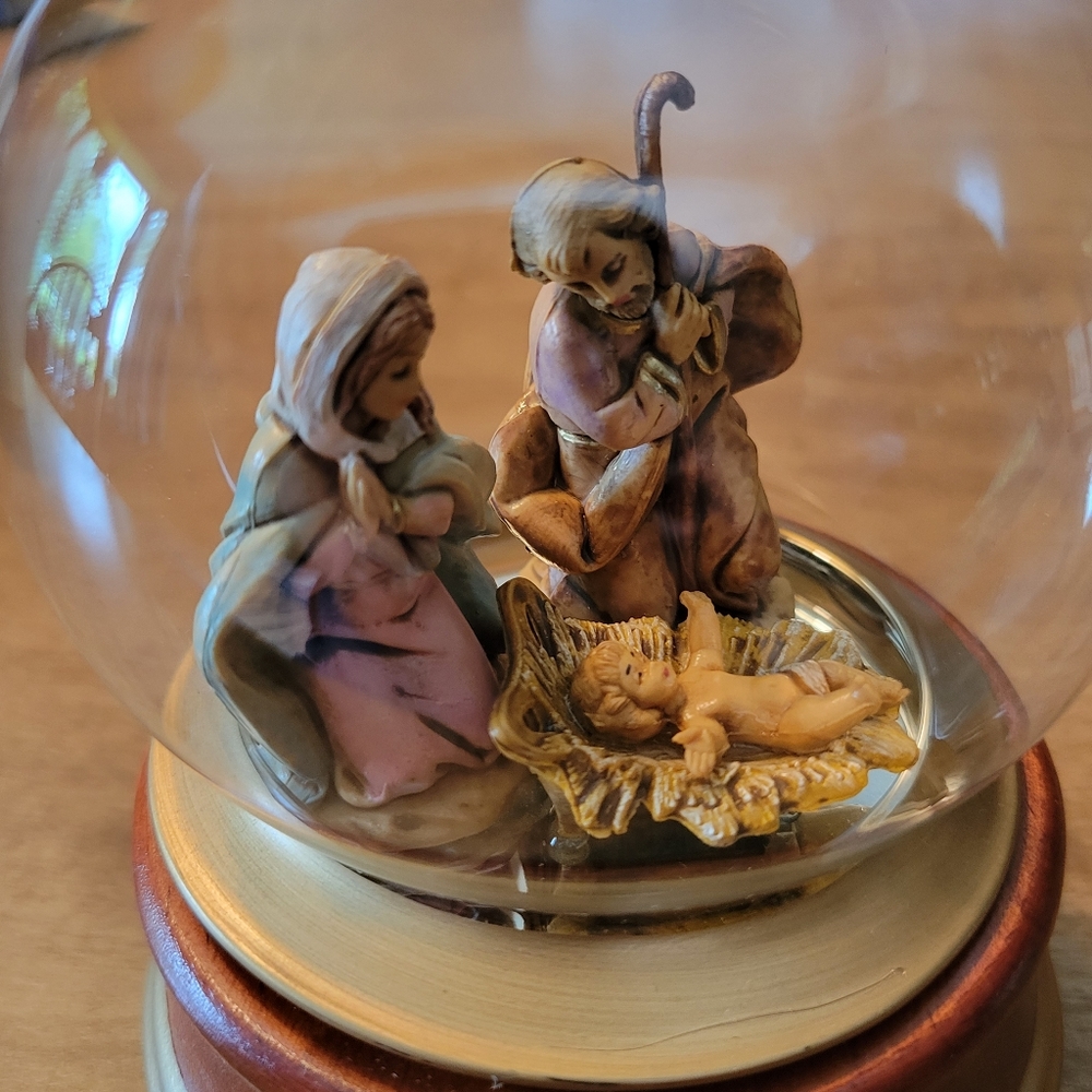 Fontanini holy family music box in Blown Glass. Plays "Oh Holy Night"